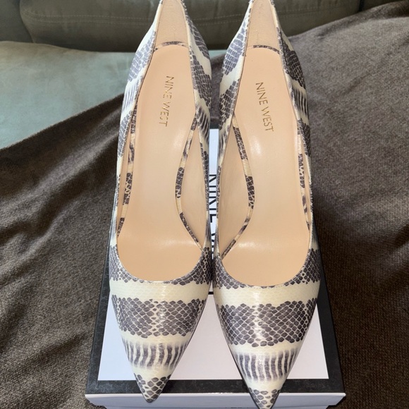 Nine West Tatiana Pointy Toe Pumps - Snake Pattern Heels - Picture 4 of 4